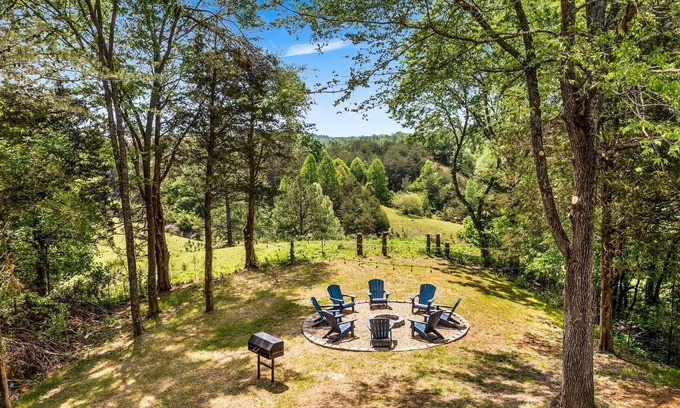 Sevierville Cabin | Theater ~ Sauna ~ Hot Tub ~ View ~10 mins to Pigeon Forge, 25 mins to Gatlinburg