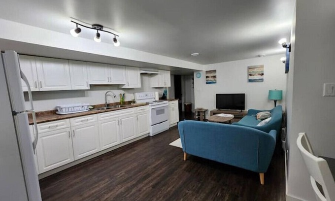 Saskatoon Downtown House | TheAuroras: Vibrant&Cheerful 2 bdrm Stylish suiten
