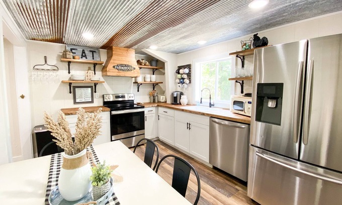 Mena Cabin | TheBarnhouse: Secluded Ride2Trails PetFriendly GameRoom MountainRetreat FirePit