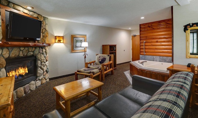 Peoria Hotel | Theme Suite with Whirlpool in Stoney Creek Peoria! Free Breakfast