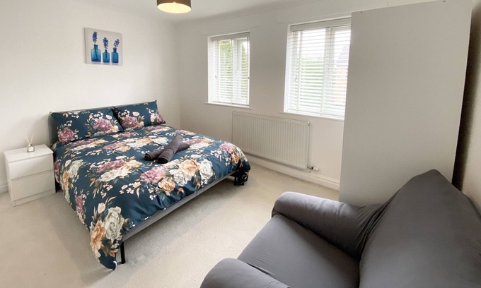 Walkden House | ThePropertyFocus - Modern Stylish Stay