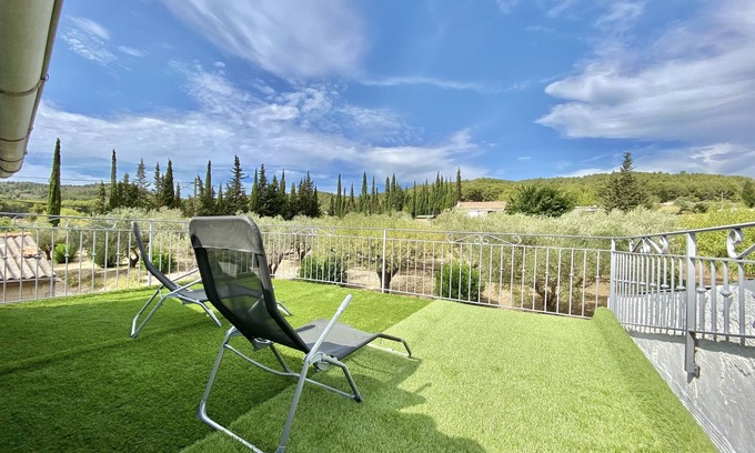 Martigues Apartment | There is the sun, the countryside and the sea.