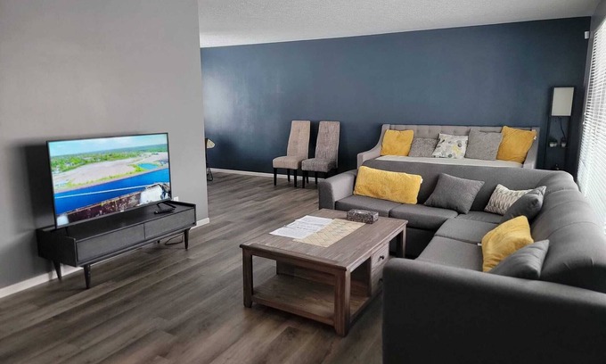 Saskatoon Downtown House | TheSunshine: Bright & Peaceful 2 Bedrm Main Floor Charcter Home