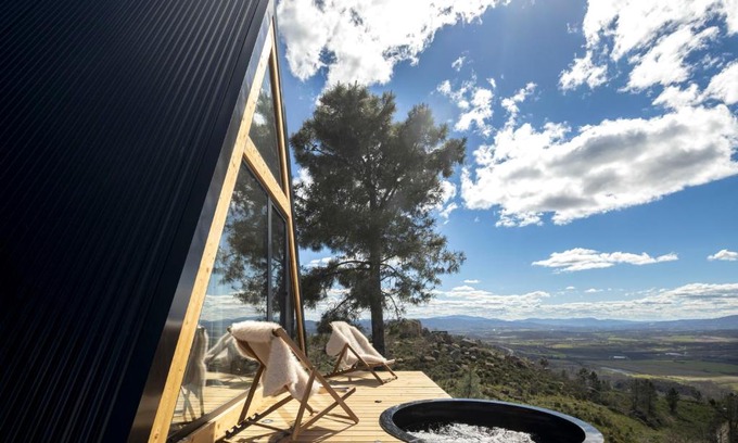 Belmonte Ski Chalet | TheVagar - Glamping Mountain Shelters