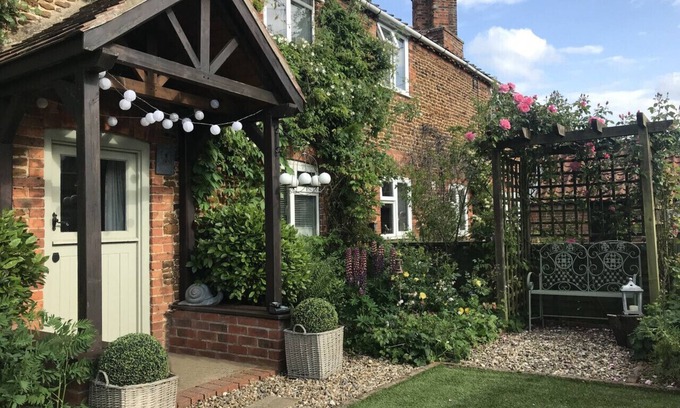 Ringstead House | Thimble Cottage - Three Bedroom House, Sleeps 5