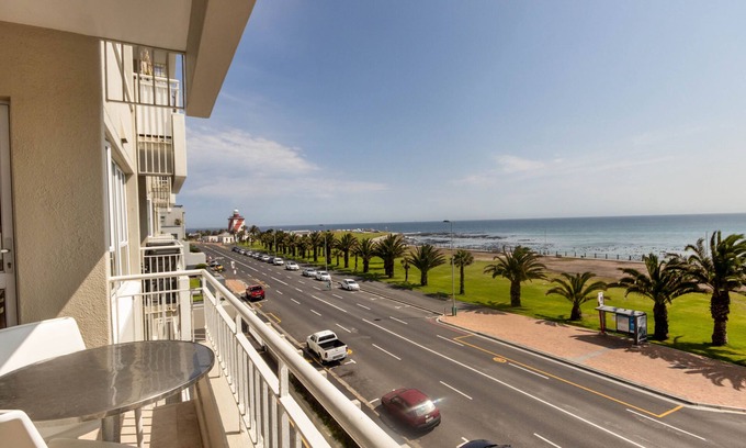 Mouille Point Apartment | Third floor sea facing 2 bedroom apartment with balcony
