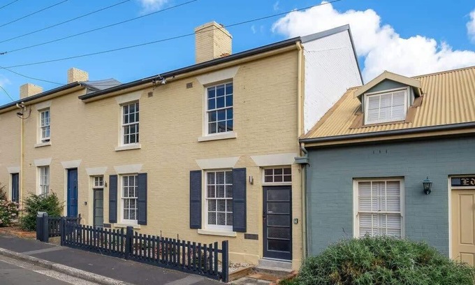 Battery Point House | 'Thirteen' - Heritage Terrace in Battery Point