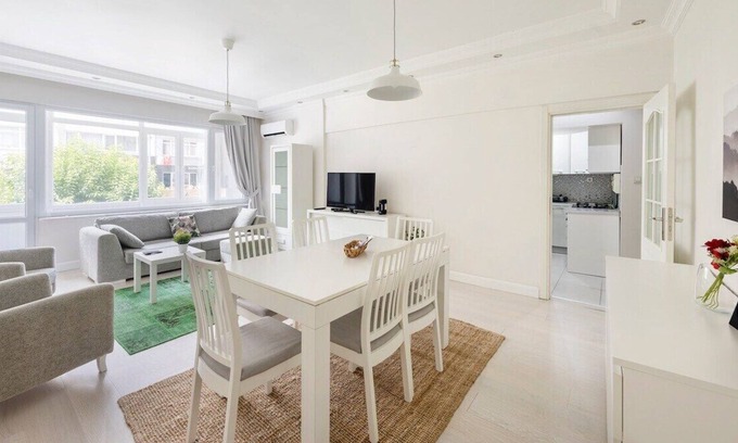 Ortakoy Apartment | This apartment is a 3 bedroom(s), 1.5 bathrooms, located in Beşiktaş, İstanbul.