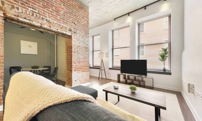 Cultural District Apartment | This apartment is a 1 bedroom(s), 1 bathrooms, located in Pittsburgh, PA.