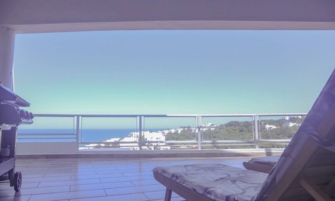 Ballito Apartment | This apartment is a 3 bedroom(s), 2 bathrooms, located in Dolphin Coast, KwaZulu-Natal.