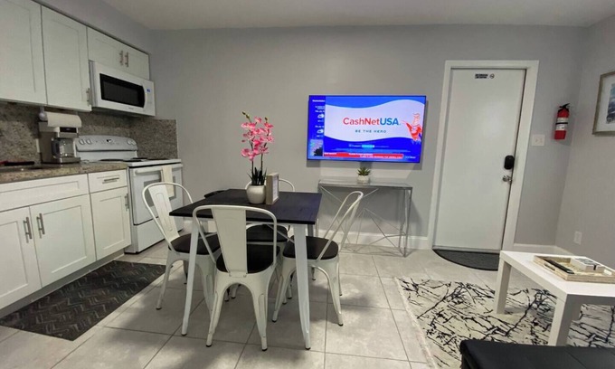 Hollywood Apartment | This apartment is a 1 bedroom(s), 1 bathrooms, located in Fort Lauderdale, FL.