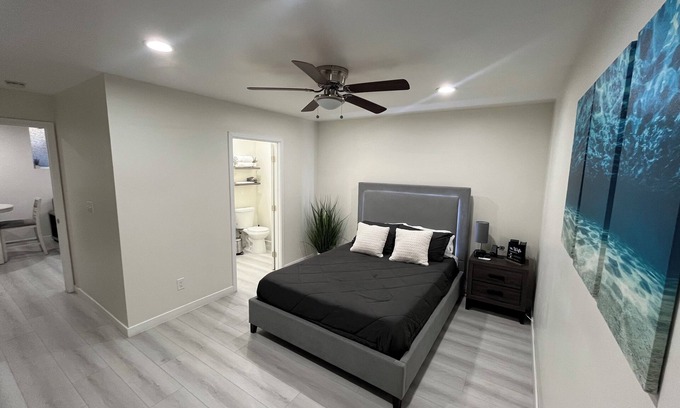 Willmore House | This basement apartment has its own private entrance. Near downtown Long Beach