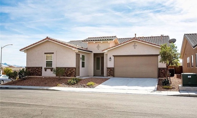 Laughlin House | This beautiful 4 bedroom, plus casita home