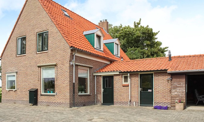 Slootdorp House | This beautiful and child-friendly semi-detached house for 4 people is located on a large plot of no