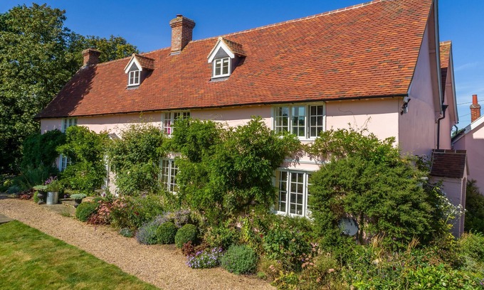 Stowmarket House | This beautiful hall provides all you could want for a wonderful family stay.