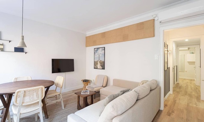El Guinardo Apartment | This bright designed apartment is the perfect base to discover Barcelona and experience all his charms while staying in a central location. Just 20 mins walking from Sagrada Familia.