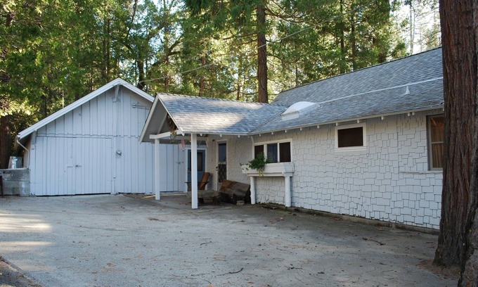 Bass Lake Cabin | This cabin is a 4 bedroom(s), 2 bathrooms, located in Bass Lake, CA.