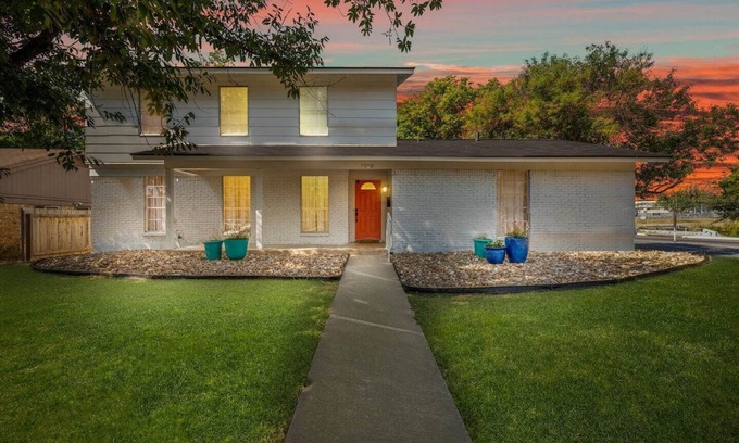 North Austin Civic Association House | This centrally located 4BR 2.5Bath home is complemented by vintage touches and amenities