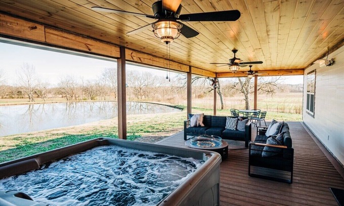 Starkville House | This completely renovated guest house sits on 7 acres of beautiful countryside