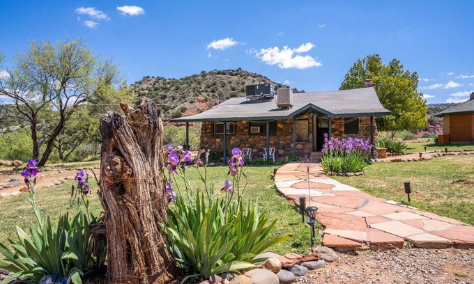 Cornville Cottage | This cottage is a 2 bedroom(s), 1 bathrooms, located in Sedona, AZ.