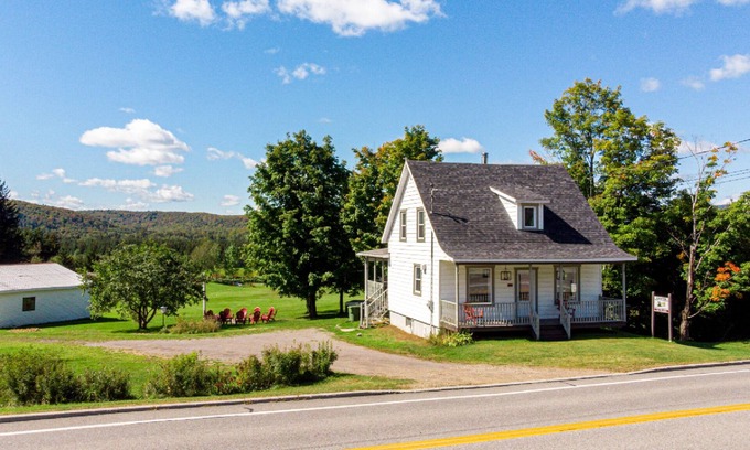 Saint-Leonard-de-Portneuf Ski Chalet | This country house is built on two floors with 4 bedrooms.