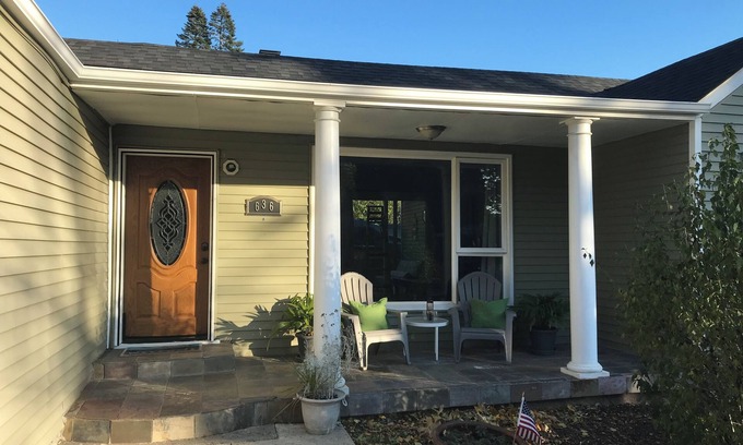 Camas Cottage | This cute well appointed cottage in quiet Camas, WA is just mins away from PDX