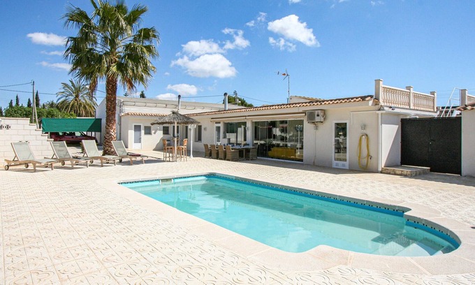 Crevillente House | This dreamlike 3-bedroom vacation terraced house convinces with an equipment that considers every de