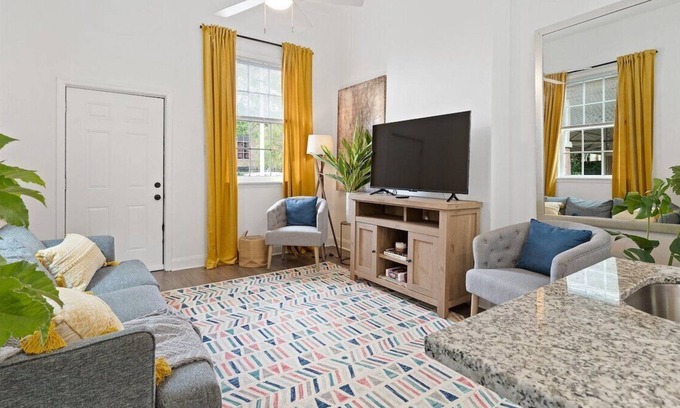 Saint Thomas Development Apartment | This duplex is a 3 bedroom(s), 2 bathrooms, located in New Orleans, LA.