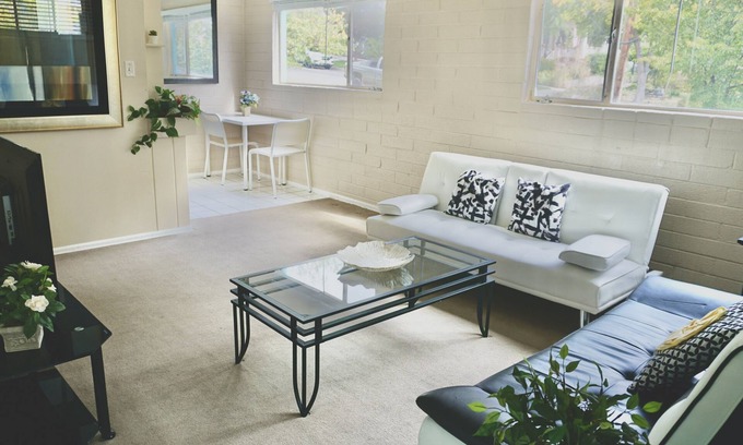 Lower Avenues Apartment | This fourplex is a 1 bedroom(s), 1 bathrooms, located in Salt Lake City, UT.