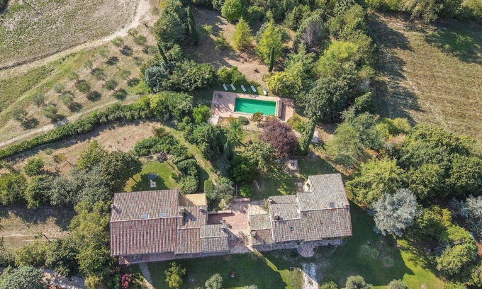 Gualdo Tadino House | This graceful and charming vacation home welcomes you with swimming pool in Gualdo Tadino.
