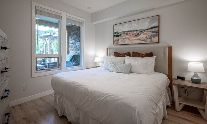 Vernon Condo | This ground-floor unit overlooks the quiet greenspace at the side and comes fully furnished!