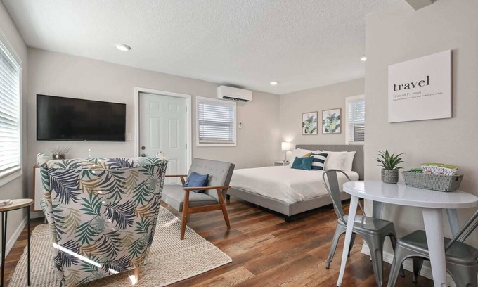 College Park House | This guest house is a 1 bedroom(s), 1 bathrooms, located in Orlando, FL.