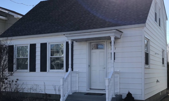 Stone Harbor Cottage | This home is situated close to the Bird Sanctuary, Clarke's Market and a seafood market and breakfast eatery. Just a quick walk to the beach.