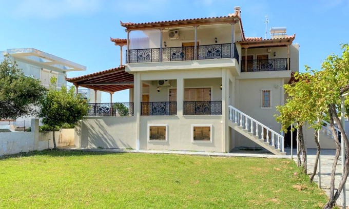 Assos-Lechaio House | This house near the beach is ideal for a family vacation or a time out with friends.