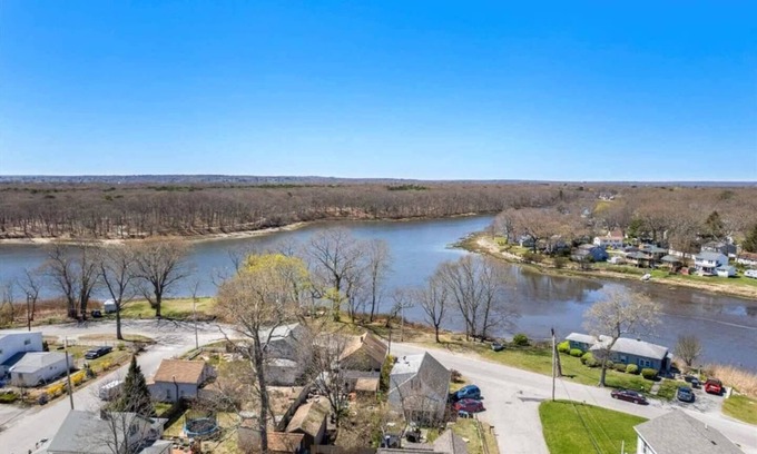 Warwick House | This house is a 1 bedroom(s), 1 bathrooms, located in Warwick, RI.