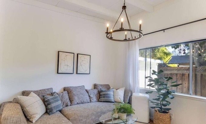 Shoreline West House | This house is a 1 bedroom(s), 1 bathrooms, located in Mountain View, CA.