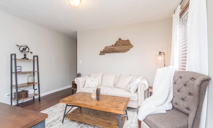 Frankfort House | This house is a 2 bedroom(s), 1 bathrooms, located in Frankfort, KY.