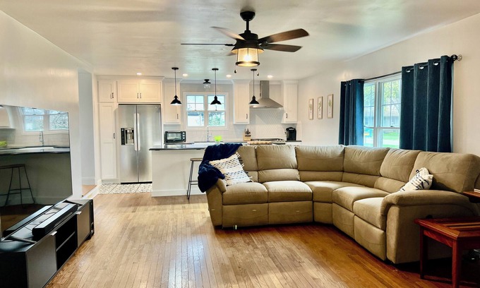 La Porte House | This house is a 2 bedroom(s), 2 bathrooms, located in La Porte , IN.