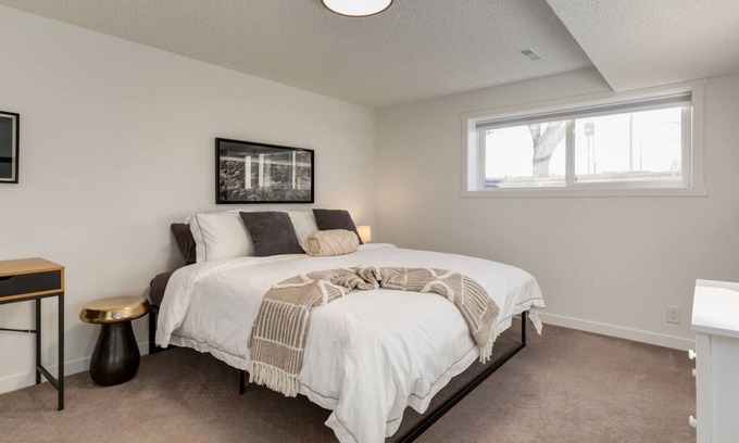 Northwest Calgary House | This house is a 2 bedroom(s), 2 bathrooms, located in Calgary, AB.