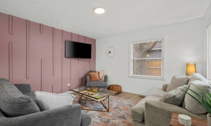 Veterans Park House | This house is a 2 bedroom(s), 1 bathrooms, located in Boise, ID.