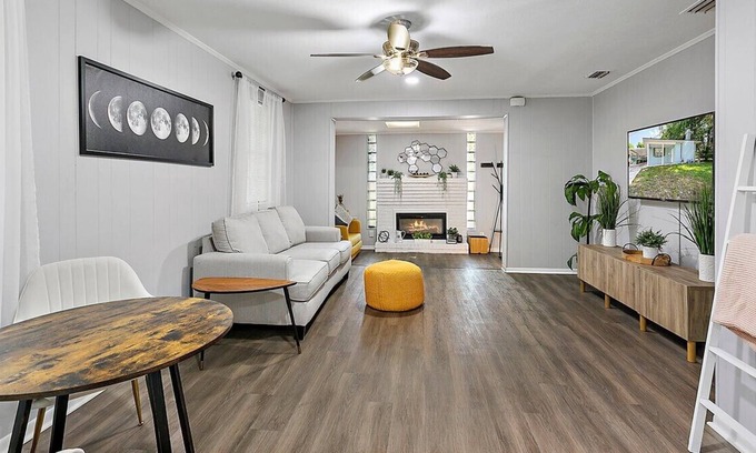 Lakeshore South House | This house is a 2 bedroom(s), 1 bathrooms, located in Jacksonville, FL.