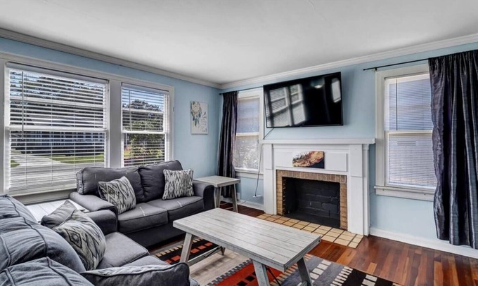 Lakeshore South House | This house is a 2 bedroom(s), 1 bathrooms, located in Jacksonville, FL.
