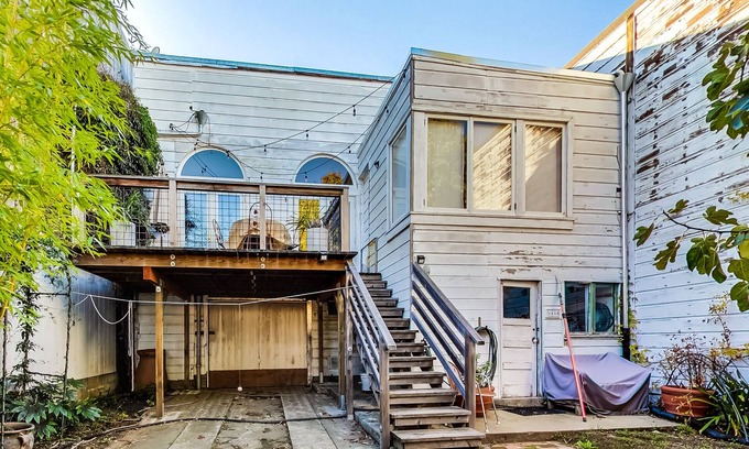 Mission District House | This house is a 2 bedroom(s), 1 bathrooms, located in San Francisco, CA.