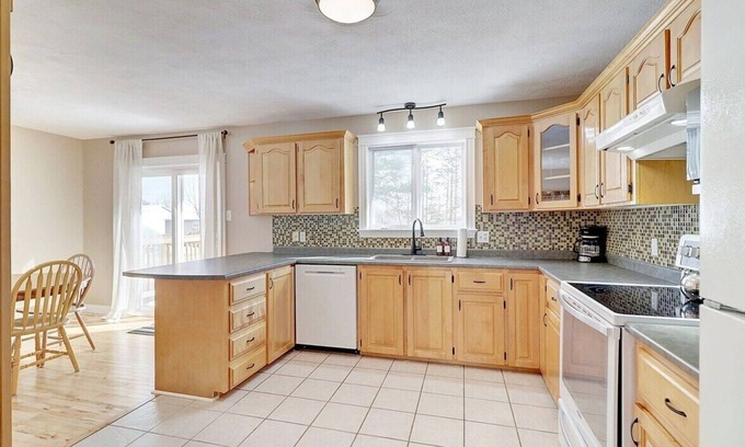 Fredericton House | This house is a 3 bedroom(s), 2 bathrooms, located in Fredericton, NB.