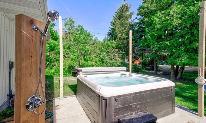 Miami Park House | This house is a 3 bedroom(s), 2 bathrooms, located in South Haven, MI.
