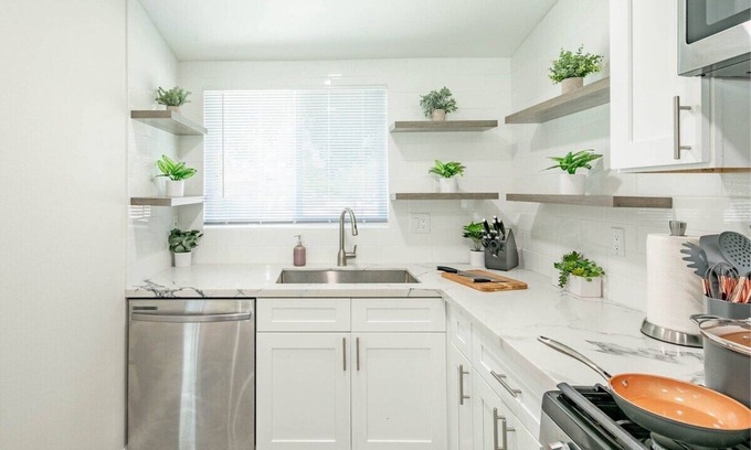 Bellflower House | This house is a 3 bedroom(s), 2 bathrooms, located in Bellflower, CA.