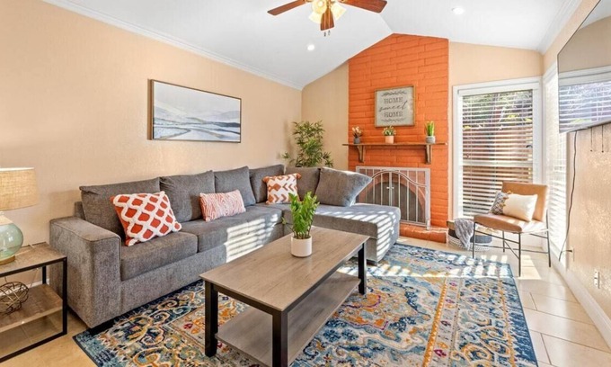 Sacramento House | This house is a 3 bedroom(s), 2 bathrooms, located in Sacramento, CA.