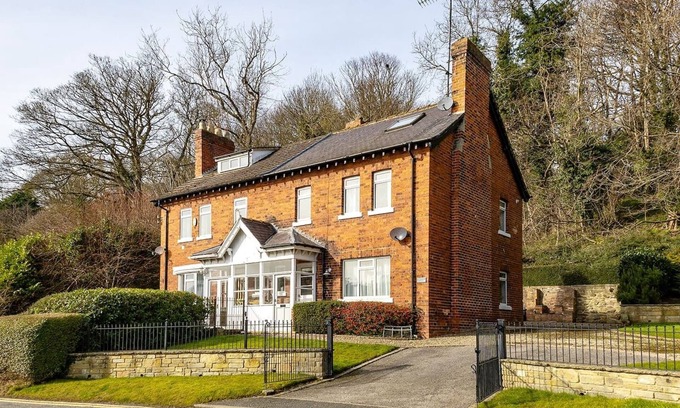 Ruswarp House | This house is a 3 bedroom(s), 2 bathrooms, located in Ruswarp, England.