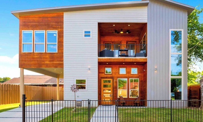 West Dallas House | This house is a 3 bedroom(s), 2.5 bathrooms, located in Dallas, TX.
