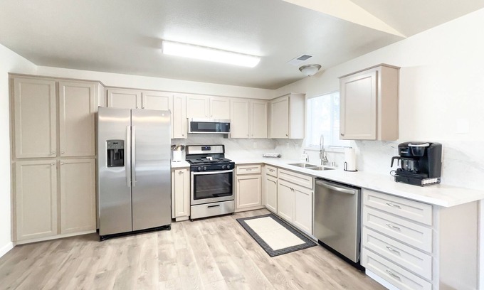 Tulare House | This house is a 3 bedroom(s), 2 bathrooms, located in Tulare, CA.